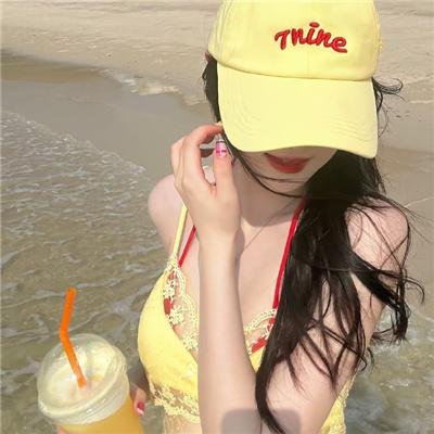 马戏院帐篷顶上的艺人